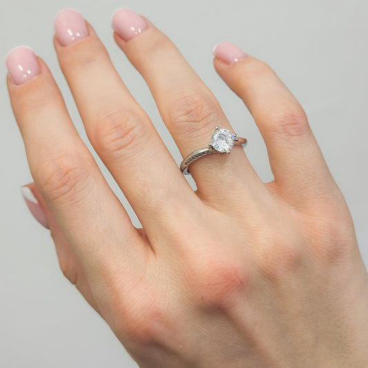 Sidabrinis rodžiuotas žiedas su cirkonio akute