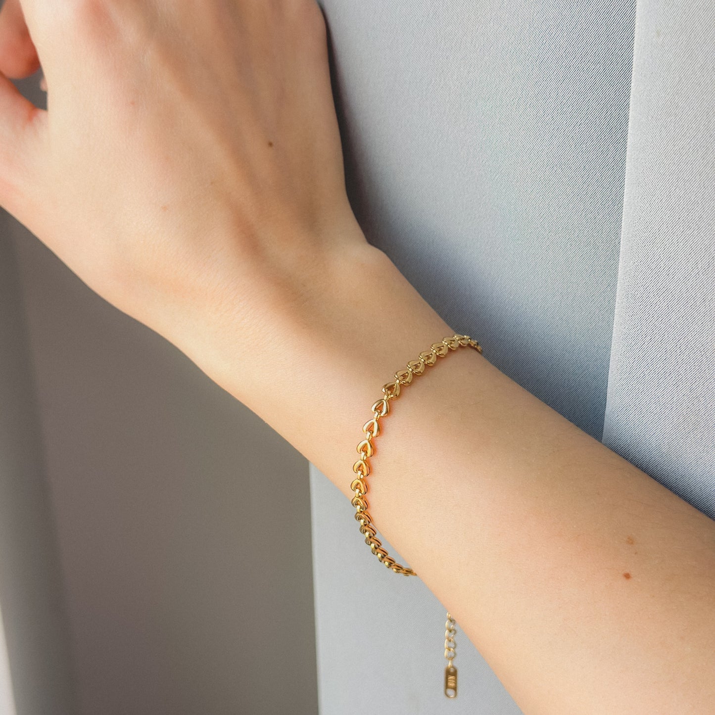 Auksuota apyrankė su širdelėmis