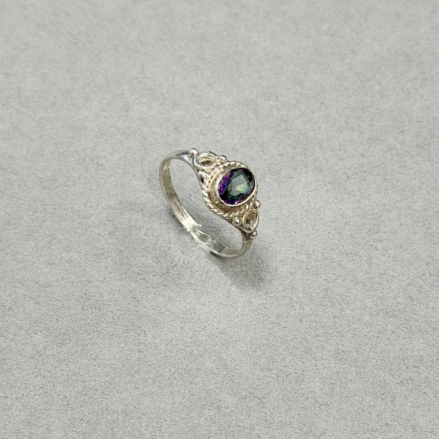 Sidabrinis žiedas su mistiniu topazu