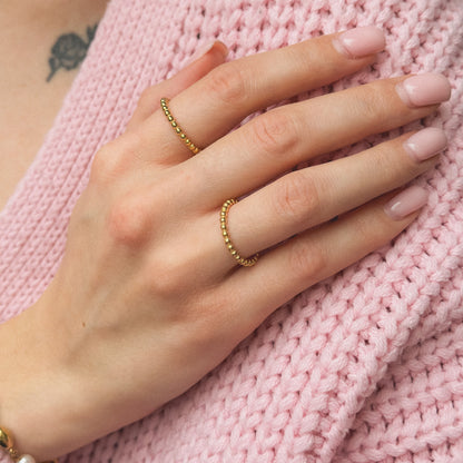 Auksuotas žiedas su mažais burbuliukais