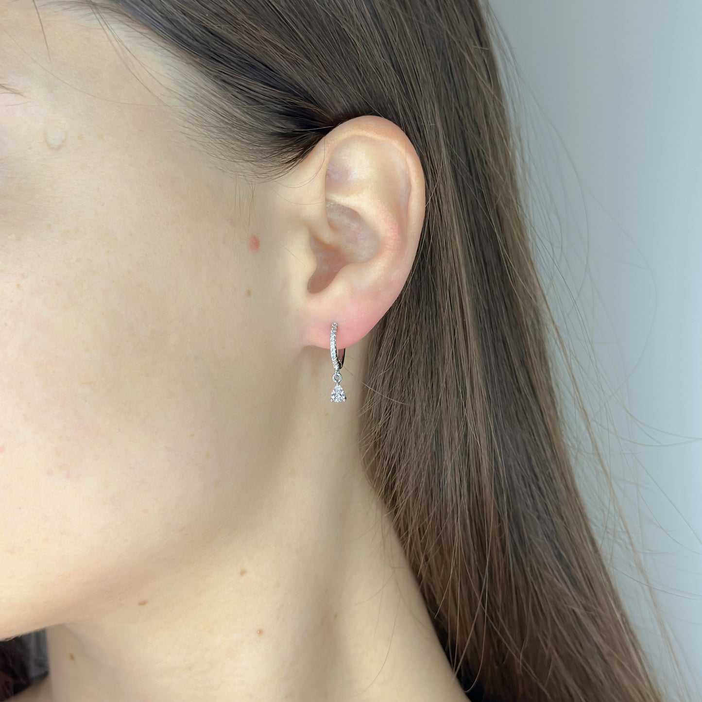 Sidabrinės rodžiuotos 1,2cm dydžio rinkutės su įvairių spalvų cirkoniais