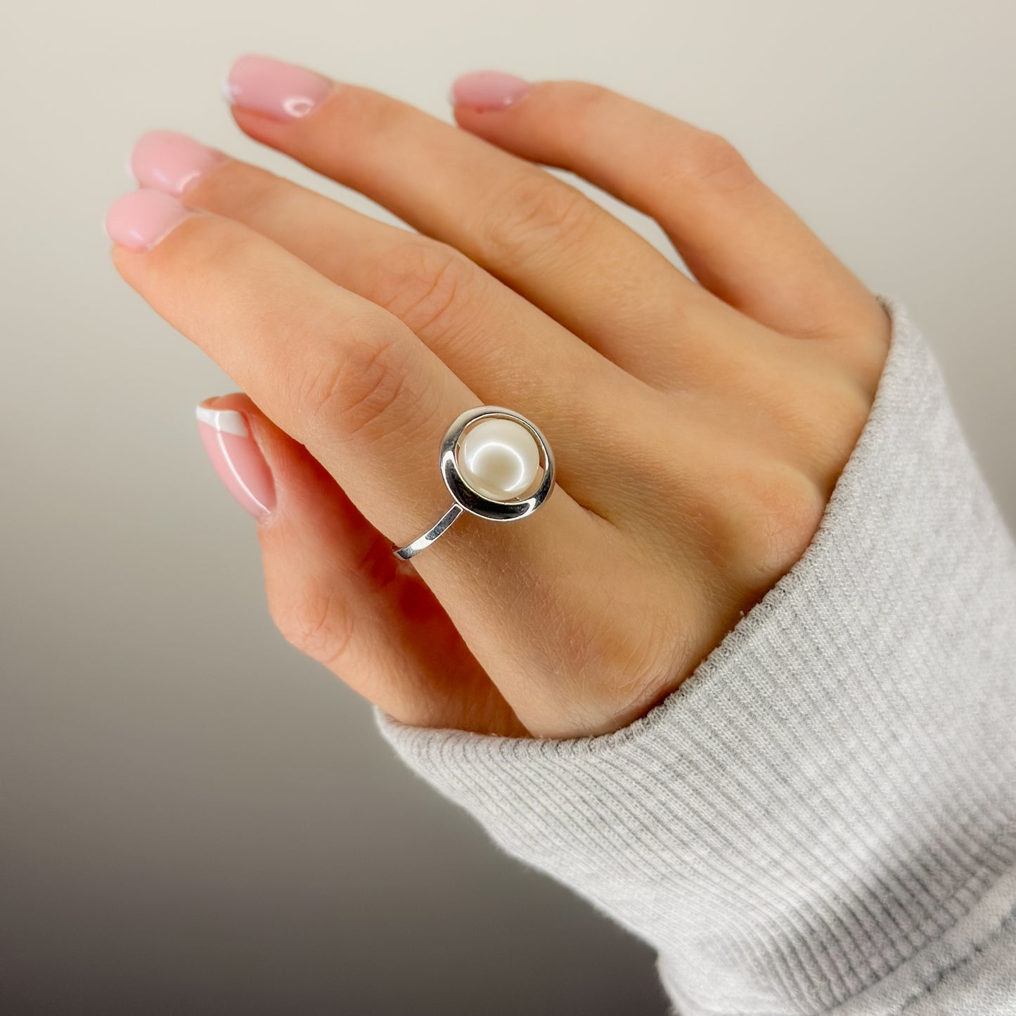 Sidabrinis rodžiuotas reguliuojamo dydžio žiedas su tikru perlu