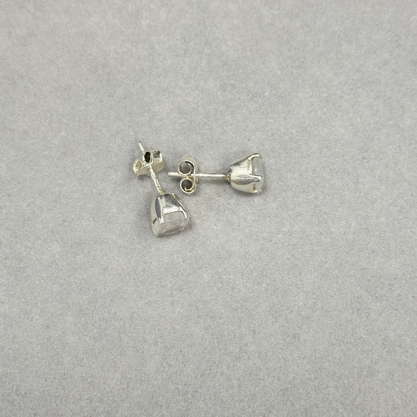 Sidabriniai auskarai su mėnulio akmeniu