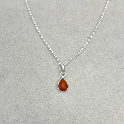 Sidabrinis pakabukas su lašo formos karneoliu ir grandinėle