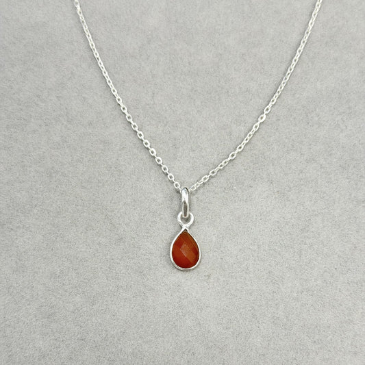 Sidabrinis pakabukas su lašo formos karneoliu ir grandinėle