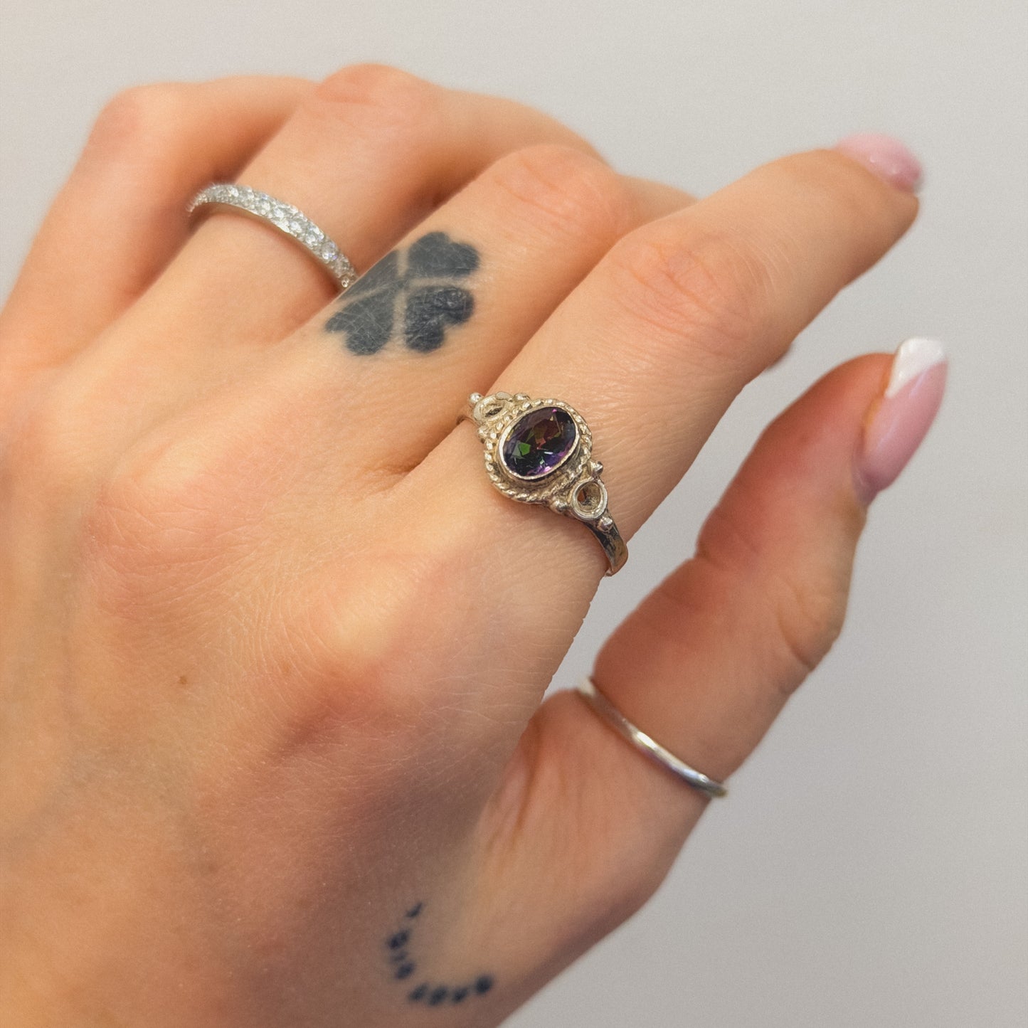 Sidabrinis žiedas su mistiniu topazu