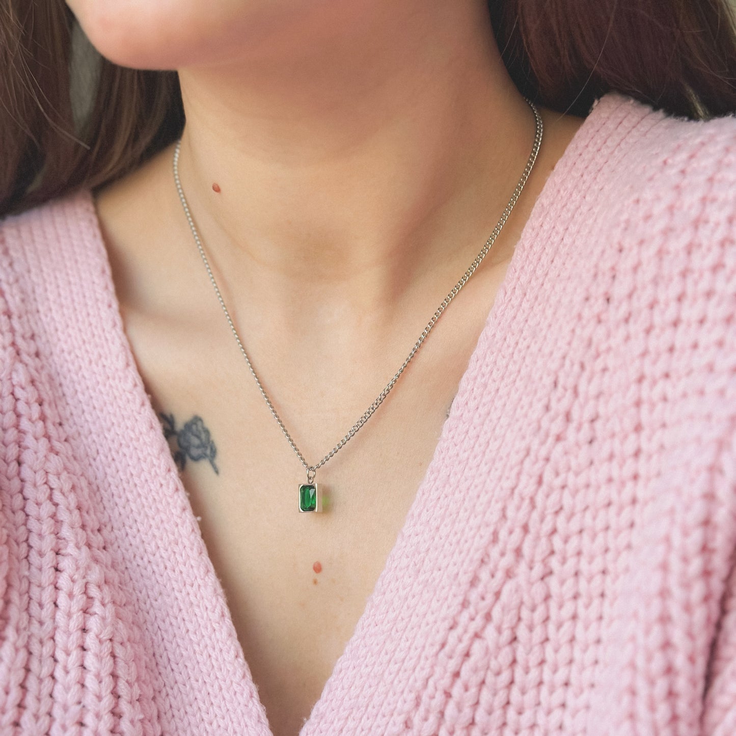 Pakabukas su žaliu cirkoniu ir grandinėle