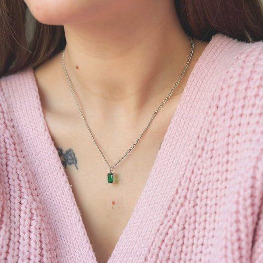 Pakabukas su žaliu cirkoniu ir grandinėle