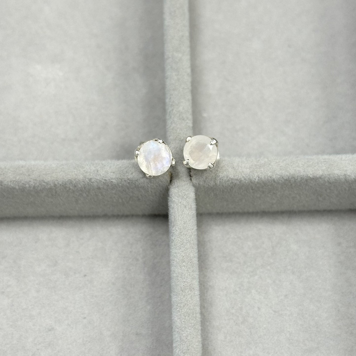 Sidabriniai auskarai su mėnulio akmeniu