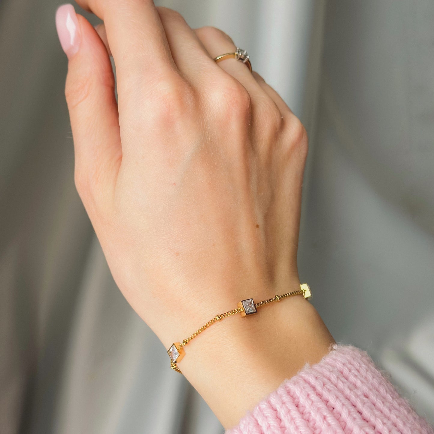 Auksuota apyrankė su įvairiaspalviais cirkoniais