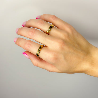 Auksuotas suktas žiedas