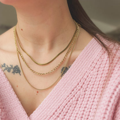 Auksuota triguba koljė su skirtingų pynimų grandinėlėmis ir širdele