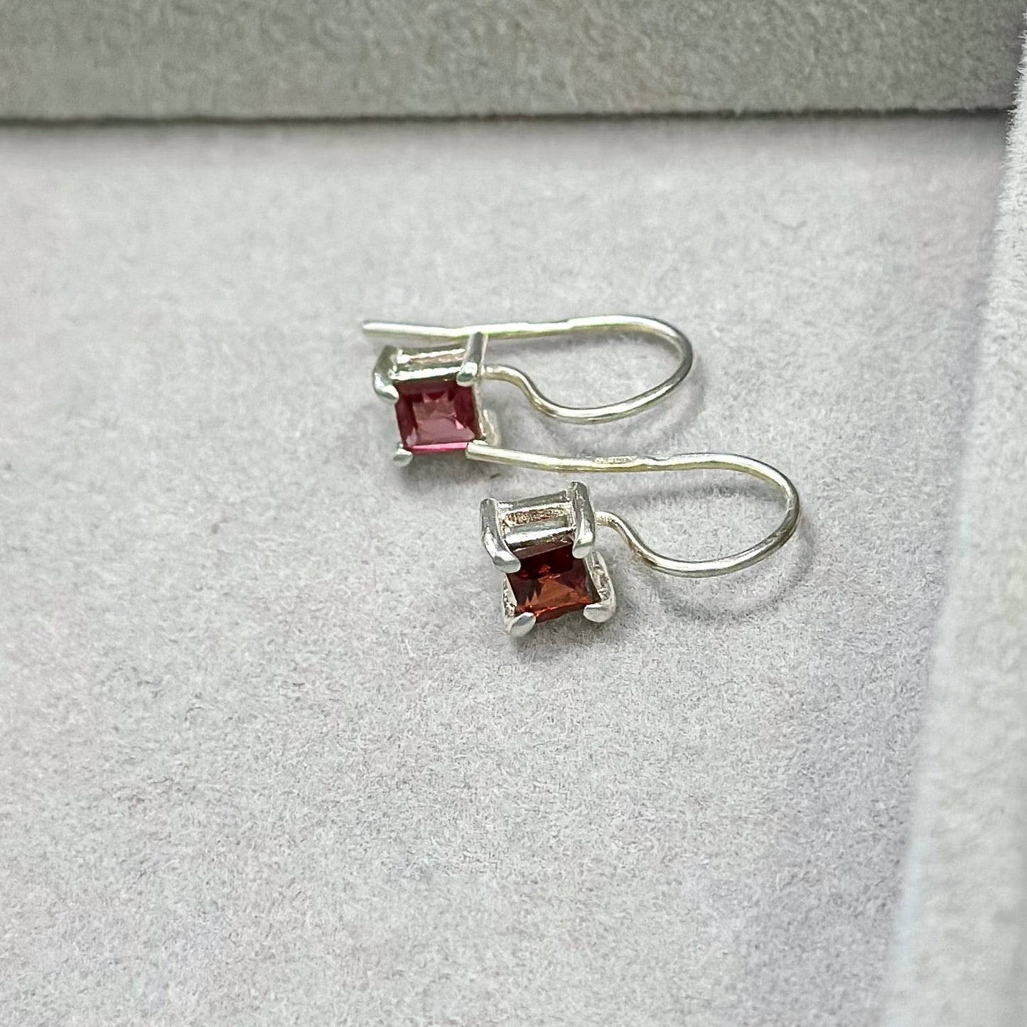 Sidabriniai auskarai su granatu