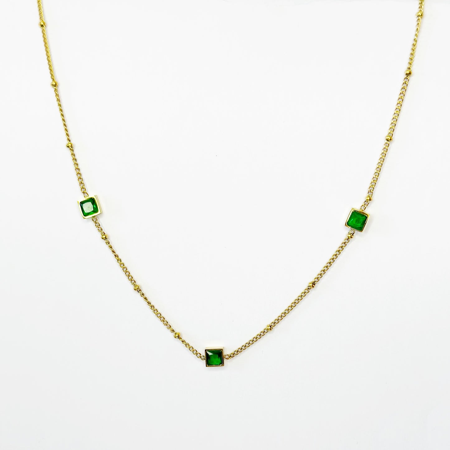 Auksuota grandinėlė su įvairiaspalviais cirkoniais