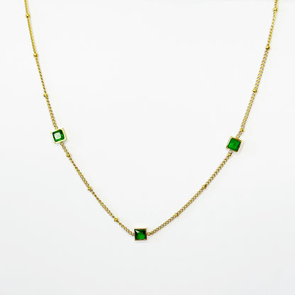 Auksuota grandinėlė su įvairiaspalviais cirkoniais