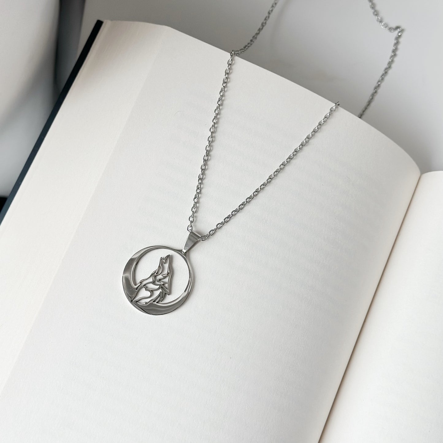 Plieninis pakabukas „Vilkas“ su grandinėle