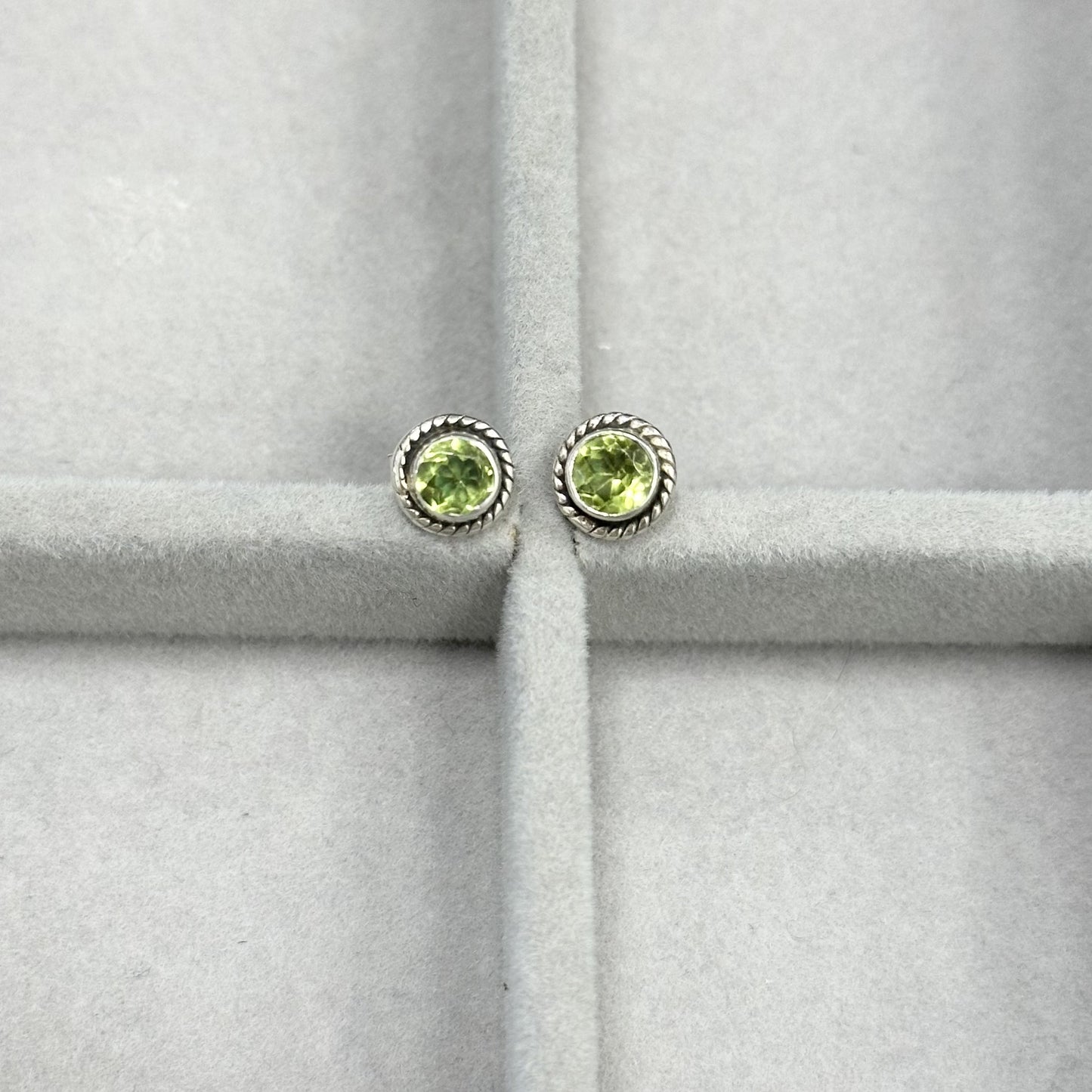 Sidabriniai auskarai su apvaliu peridotu