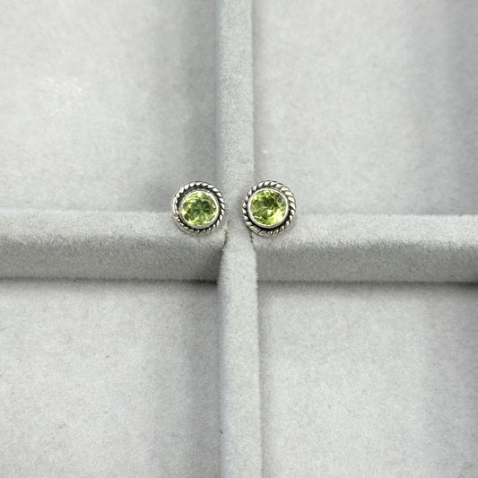 Sidabriniai auskarai su apvaliu peridotu