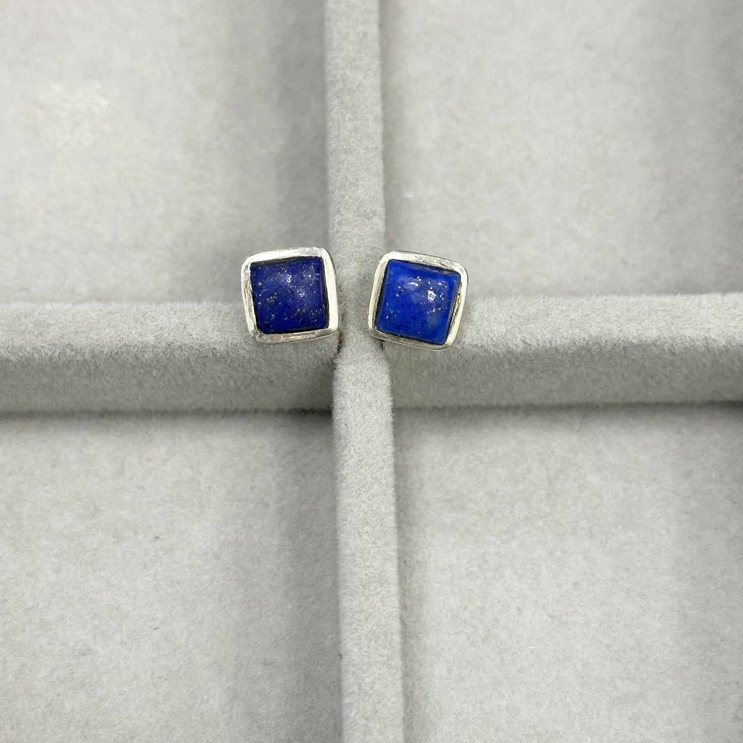 Sidabriniai kvadratiniai auskarai su lazuritu