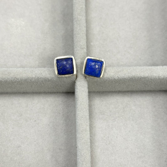 Sidabriniai kvadratiniai auskarai su lazuritu