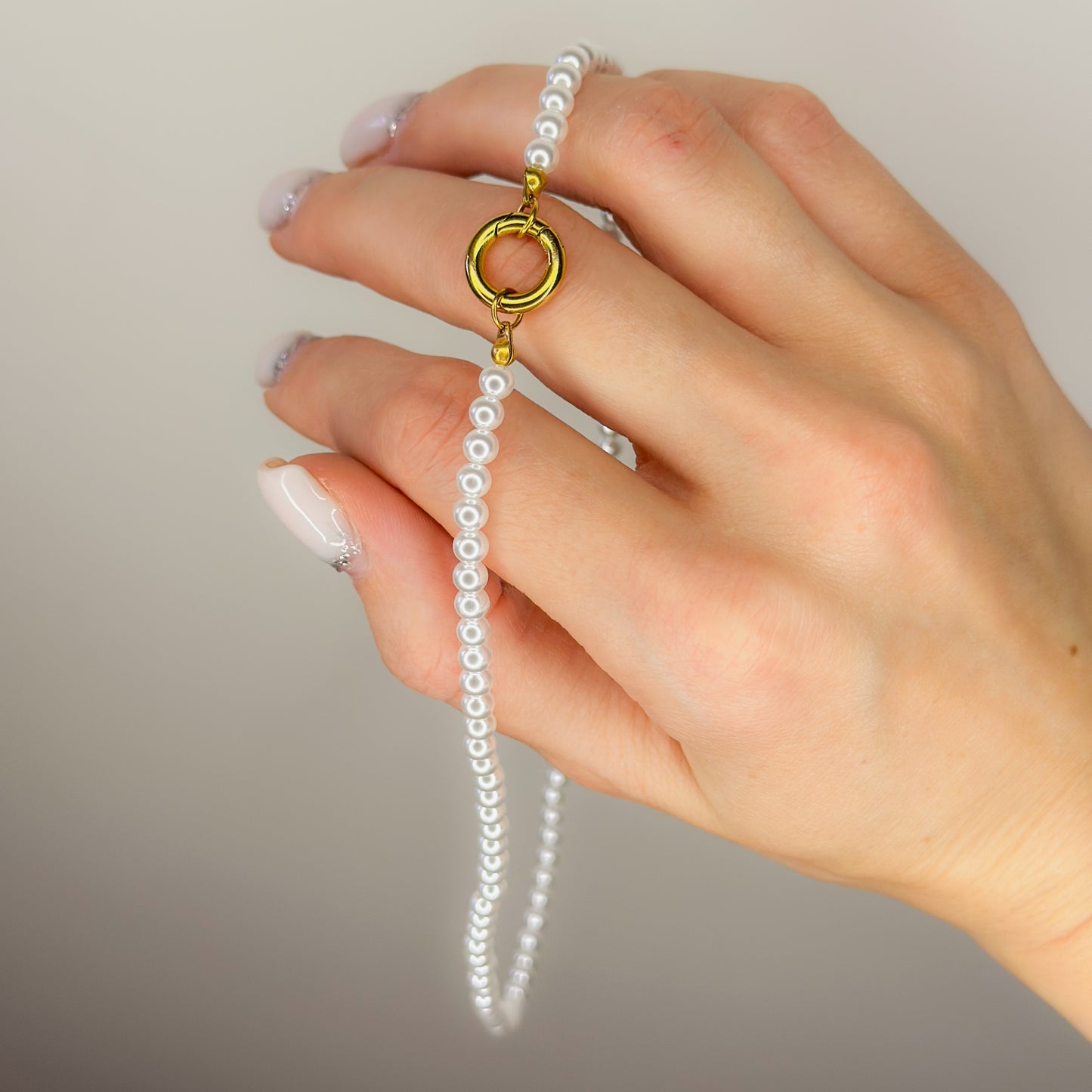 Auksuotas perlų vėrinys