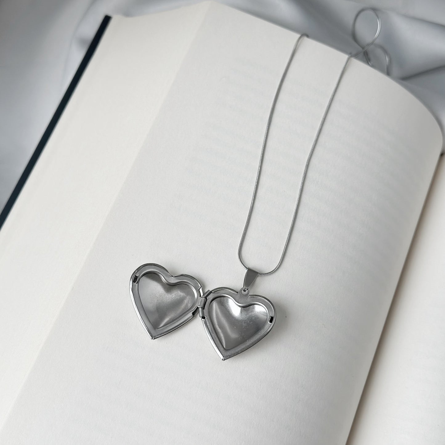 Atveriamas pakabukas „Heart“ su grandinėle