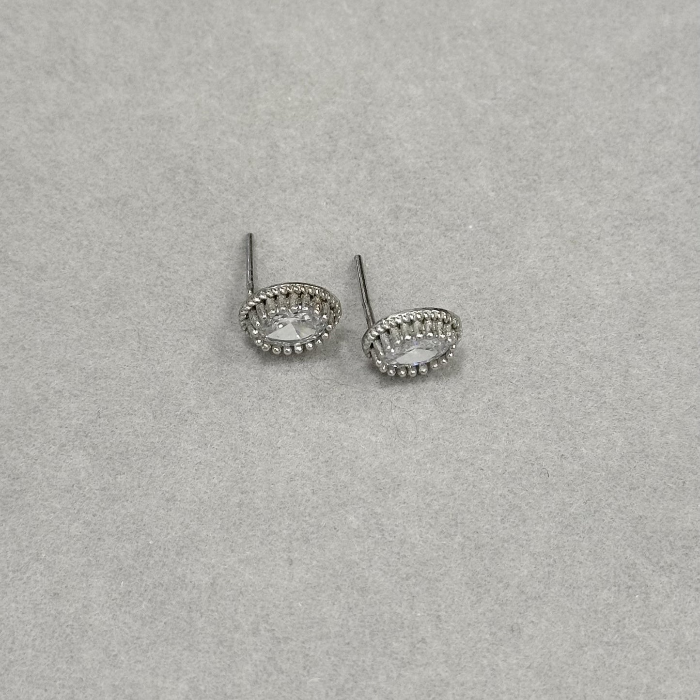 Sidabriniai ovalūs auskarai su skaidriu cirkoniu