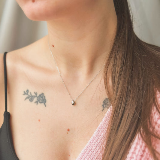 Sidabrinis rodžiuotas lašo formos pakabukas su grandinėle