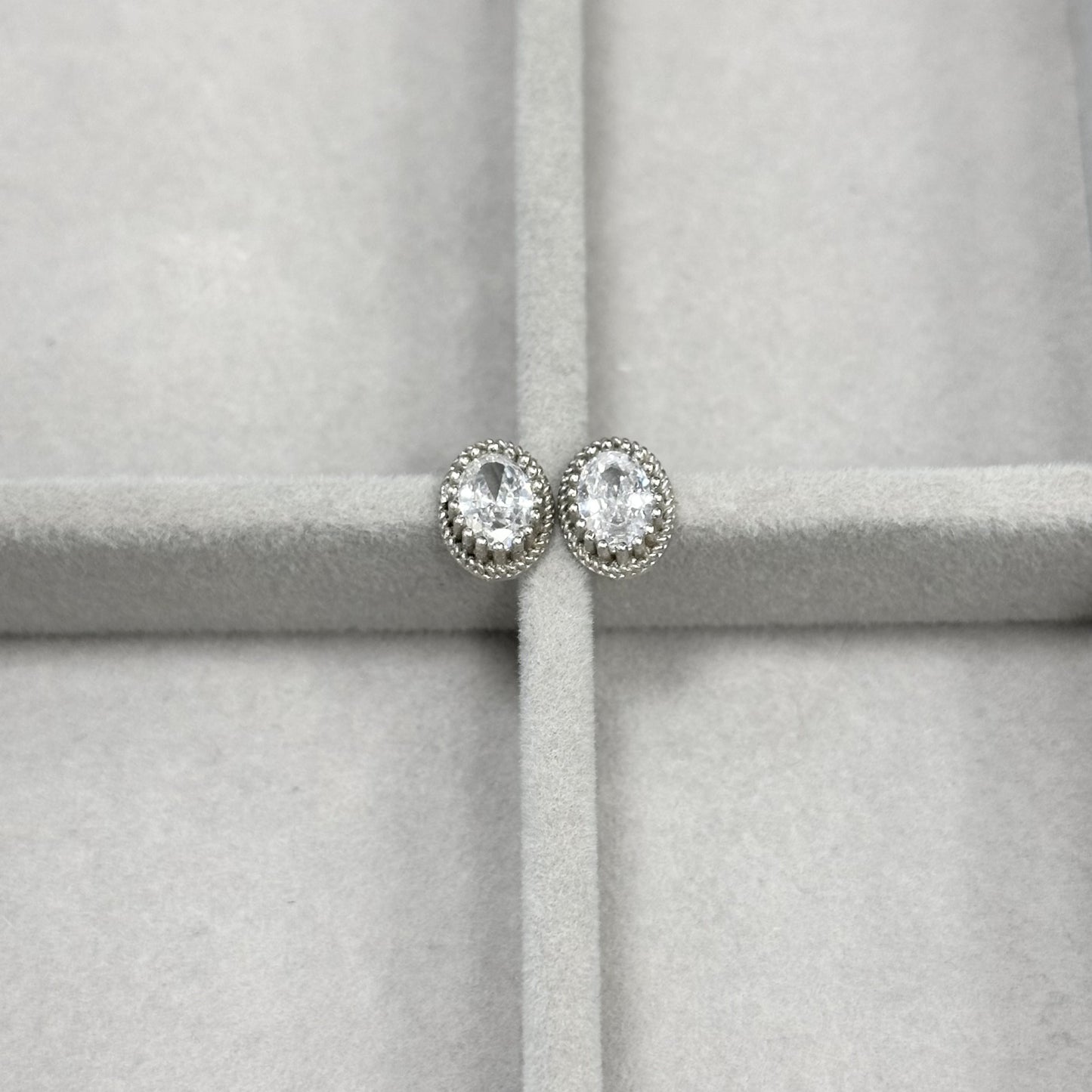 Sidabriniai ovalūs auskarai su skaidriu cirkoniu