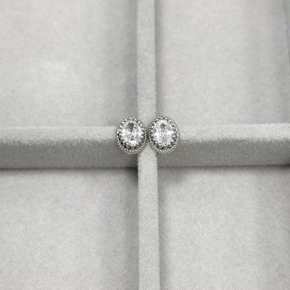 Sidabriniai ovalūs auskarai su skaidriu cirkoniu