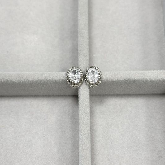 Sidabriniai ovalūs auskarai su skaidriu cirkoniu