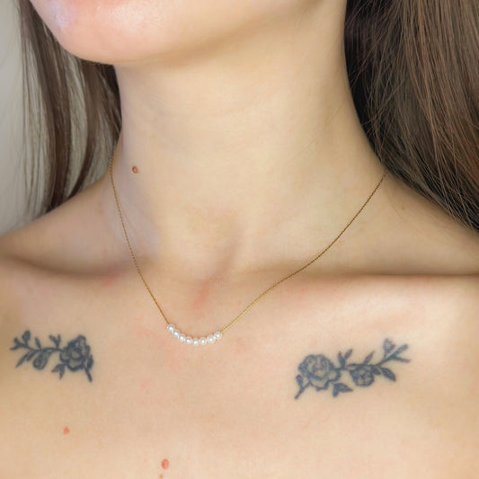 Auksuota grandinėlė su 8 mažais tikrais perliukais