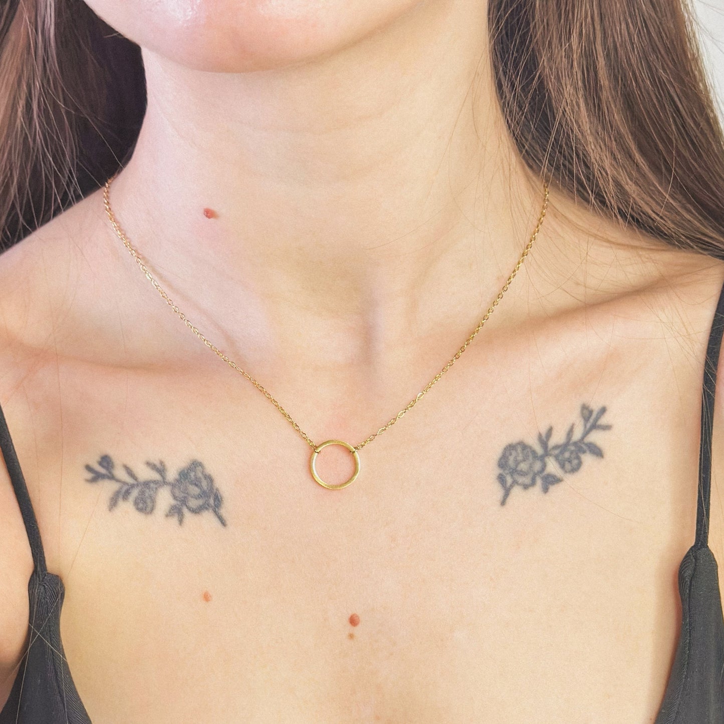 Auksuotas apvalus pakabukas su grandinėlė