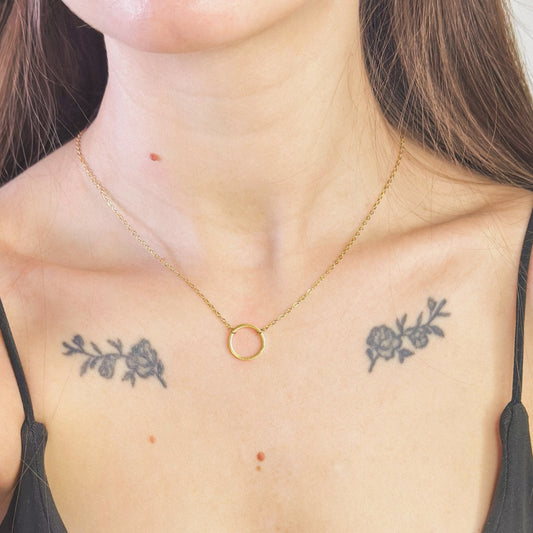 Auksuotas apvalus pakabukas su grandinėlė