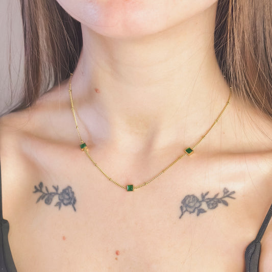 Auksuota grandinėlė su įvairiaspalviais cirkoniais