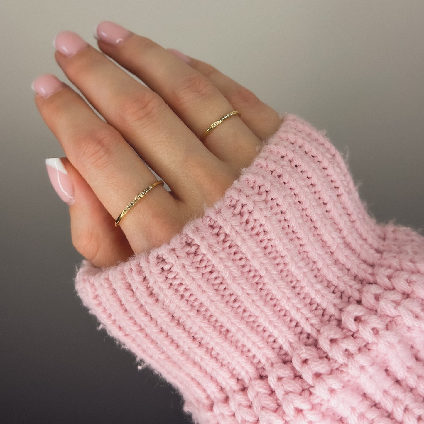 Auksuotas žiedas su 8 mažais cirkoniais