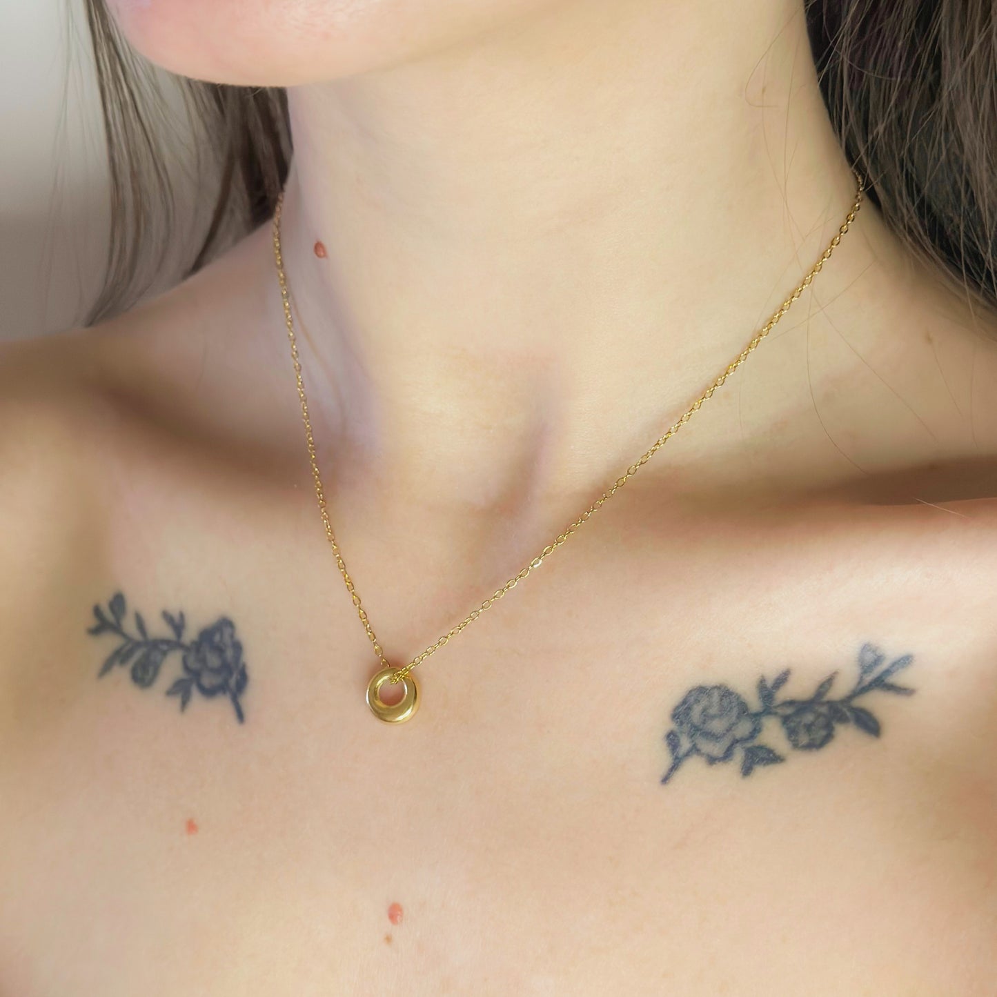 Auksuotas apvalus pakabukas su grandinėle