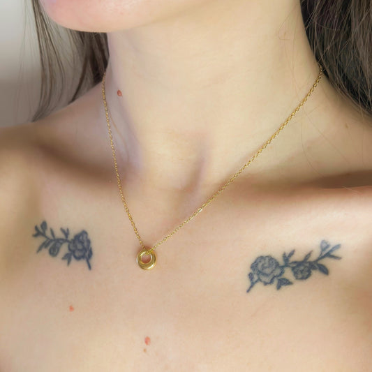 Auksuotas apvalus pakabukas su grandinėle