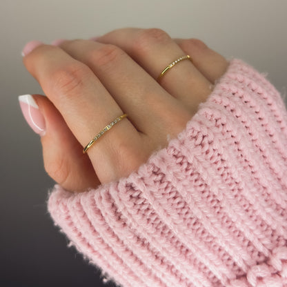 Auksuotas žiedas su 8 mažais cirkoniais