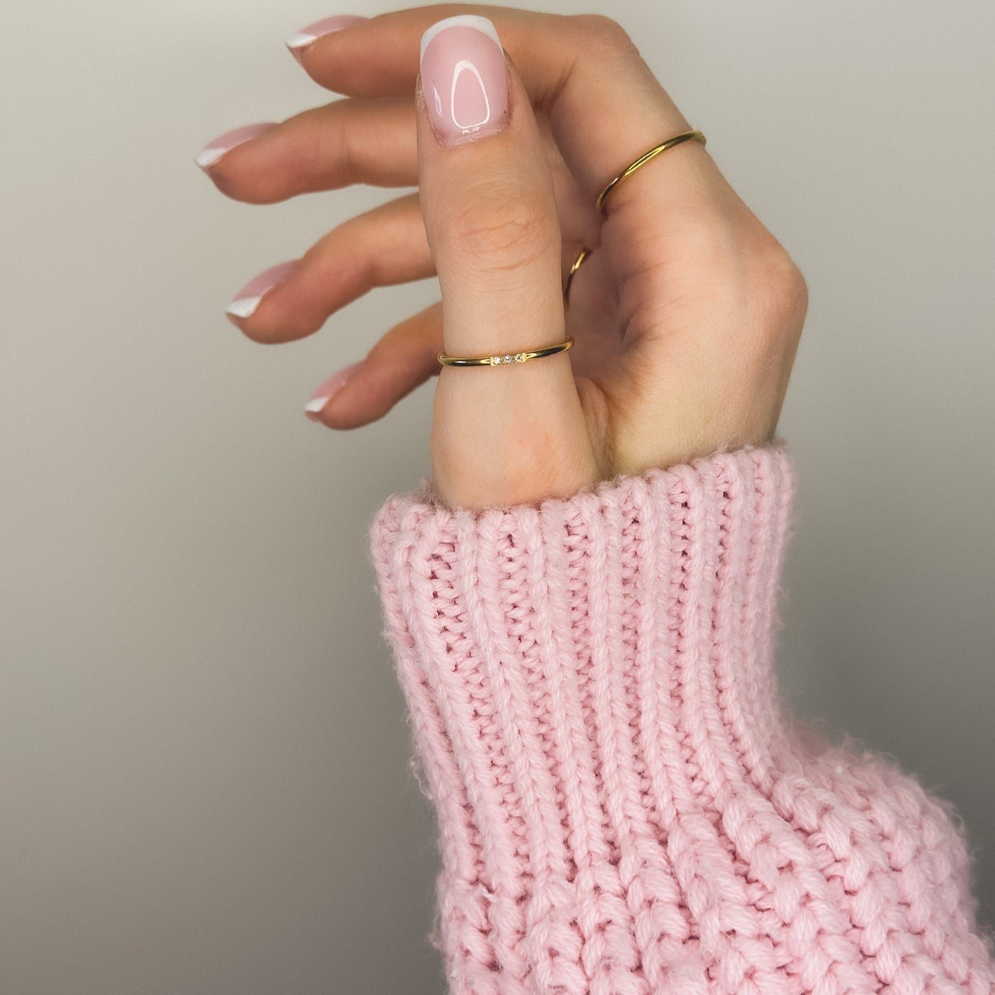 Auksuotas žiedas su trimis mažais cirkoniais