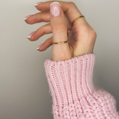 Auksuotas žiedas su trimis mažais cirkoniais