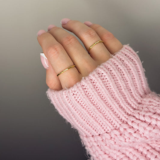 Auksuotas žiedas su trimis mažais cirkoniais