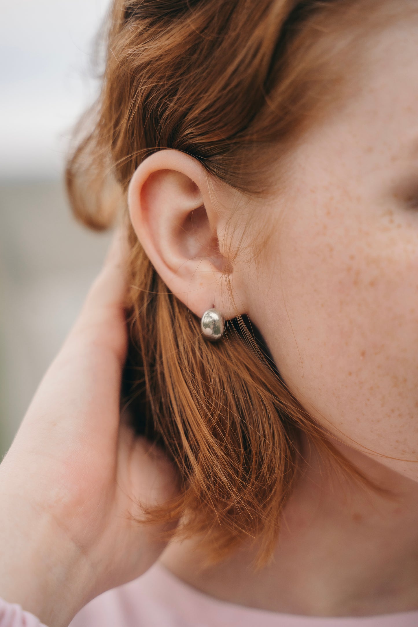 Sidabriniai auskarai matiniu paviršiumi