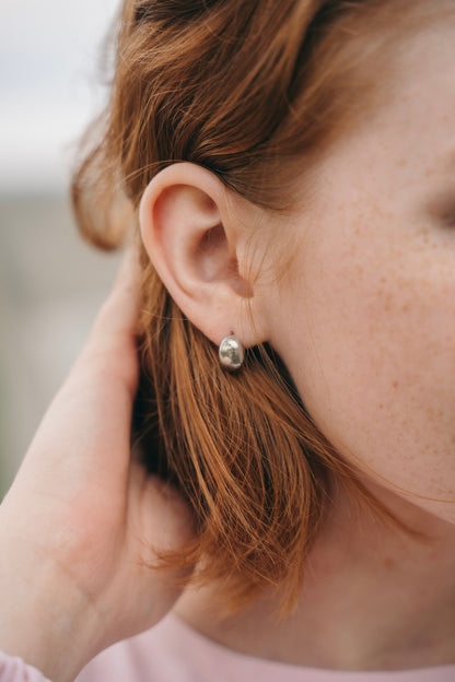 Sidabriniai auskarai matiniu paviršiumi